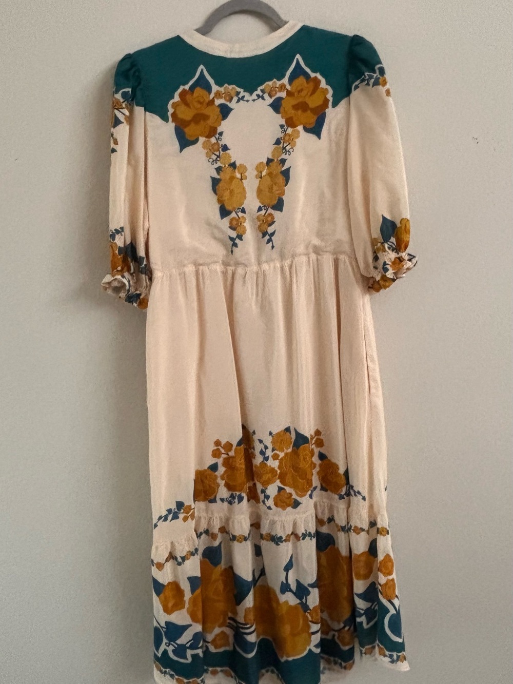 Farm Rio x
Anthropologie Puff-Sleeve Printed Midi
Dress. Size L - Picture 9 of 11